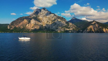 Téléchargez les photos : Lac de montagne Traunsee dans les Alpes autrichiennes. Autriche paysage dans la région de Salzkammergut. Plan aérien. - en image libre de droit