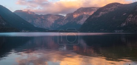 Farbenfroher Sonnenuntergang über dem Hallstätter See, Österreich