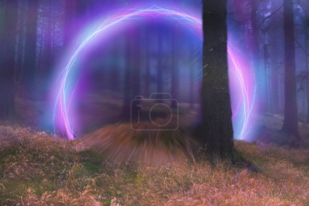 Portail néon dans la forêt brumeuse, soirée magique