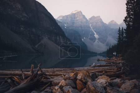 Téléchargez les photos : Célèbre lac Morraine, parc national Banff, Alberta Canada - en image libre de droit