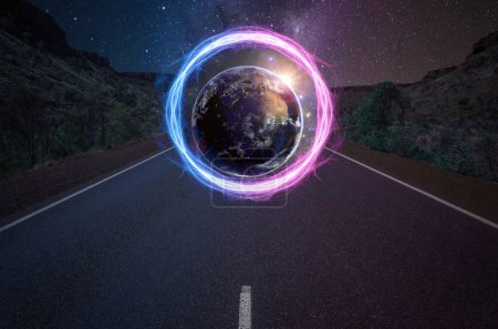Portal mágico en la carretera vacía, planeta Tierra detrás del portal