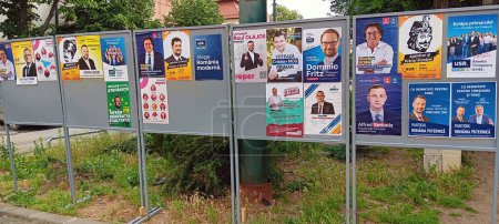Foto de Timisoara / Rumania - 12 de mayo de 2024: Carteles oficiales de campaña para las elecciones europeas de 2024 en Rumania: Mihai Tudose, Rares Bogdan, Dacian Ciolos, Dan Barna, Vlad Voiculescu - Imagen libre de derechos