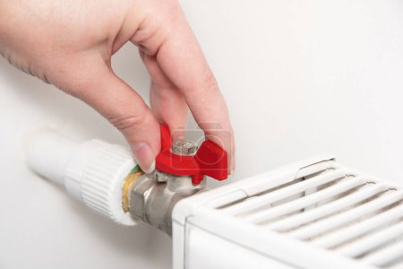 Téléchargez les photos : Manual adjustment of the heating temperature with a valve. Energy saving. - en image libre de droit