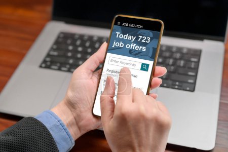 Téléchargez les photos : Une femme cherche des emplois en ligne à l'aide d'une application mobile de recherche d'emploi sur son téléphone. concept de recrutement, vue arrière - en image libre de droit