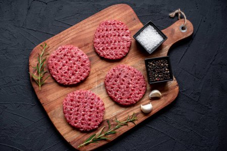 Téléchargez les photos : Viande hachée crue pour hamburger aux épices, concept alimentaire - en image libre de droit