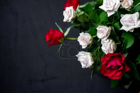 Foto de Hermoso ramo de rosas sobre un fondo negro - Imagen libre de derechos