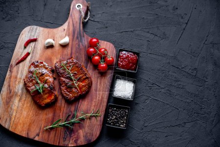 Téléchargez les photos : Steaks de bœuf grillés au romarin et aux épices, vue rapprochée - en image libre de droit