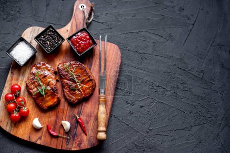 Téléchargez les photos : Steaks de bœuf grillés au romarin et aux épices, vue rapprochée - en image libre de droit