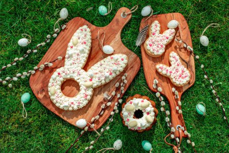 Téléchargez les photos : Oeufs de Pâques décoratifs, brindilles de saule et biscuits au pain d'épice sur des planches en bois - en image libre de droit