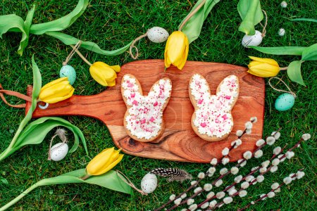 Téléchargez les photos : Biscuits en forme de lapin de Pâques aux œufs, image conceptuelle - en image libre de droit