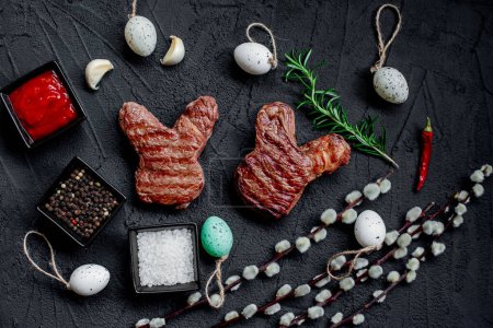 Téléchargez les photos : Steaks crus en forme de lapin, vue rapprochée, concept de Pâques - en image libre de droit