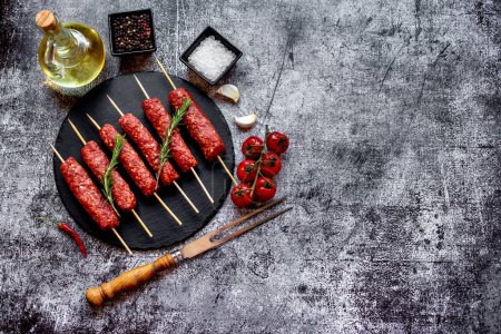 Téléchargez les photos : Saucisses de viande crue aux épices et herbes, concept alimentaire - en image libre de droit