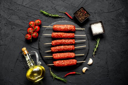 Téléchargez les photos : Saucisses de viande crue aux épices et herbes, concept alimentaire - en image libre de droit
