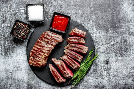 Téléchargez les photos : Steak de bœuf grillé aux épices et légumes, vue rapprochée, concept alimentaire - en image libre de droit