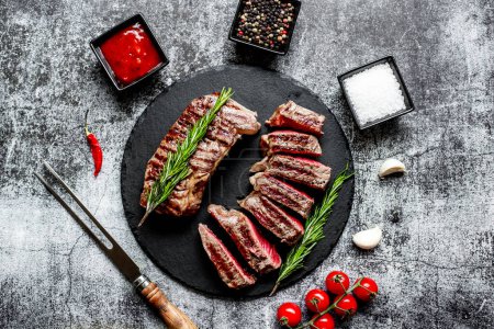 Téléchargez les photos : Steak de bœuf grillé aux épices et légumes, vue rapprochée, concept alimentaire - en image libre de droit