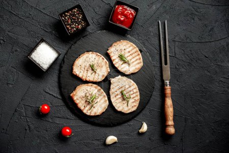 Téléchargez les photos : Steak de bœuf grillé au romarin et aux herbes, vue rapprochée - en image libre de droit