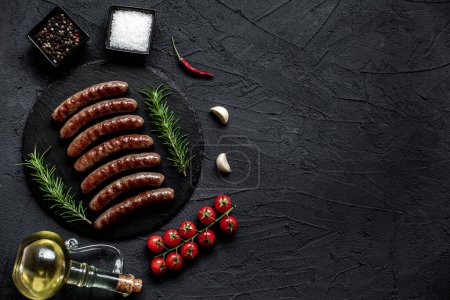 Téléchargez les photos : Saucisses grillées au romarin et aux épices, vue rapprochée - en image libre de droit