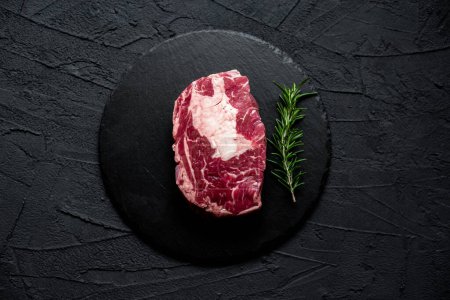 Téléchargez les photos : Steak de bœuf cru aux épices et herbes, vue rapprochée - en image libre de droit