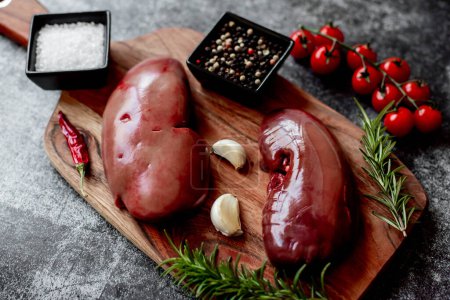 Téléchargez les photos : Rognons de porc cru aux épices, vue rapprochée - en image libre de droit