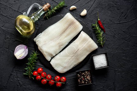 Téléchargez les photos : Filet de poisson cru avec romarin et épices, vue rapprochée - en image libre de droit