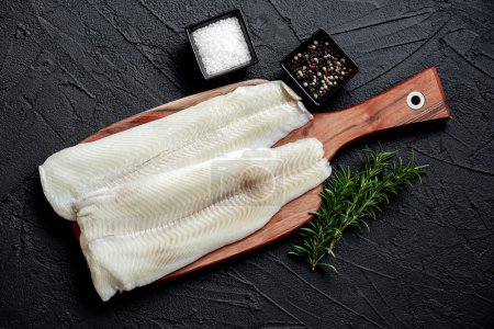 Téléchargez les photos : Filet de poisson cru avec romarin et épices, vue rapprochée - en image libre de droit