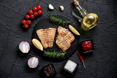 Téléchargez les photos : Steak de poisson grillé aux épices. vue rapprochée, concept alimentaire - en image libre de droit