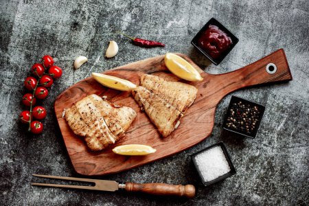 Foto de Filete de pescado a la parrilla con especias. primer plano, concepto de comida - Imagen libre de derechos