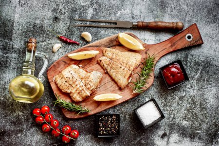 Téléchargez les photos : Steak de poisson grillé aux épices. vue rapprochée, concept alimentaire - en image libre de droit