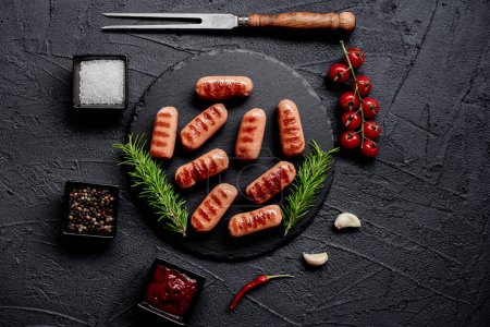 Téléchargez les photos : Saucisses grillées aux épices et herbes - en image libre de droit
