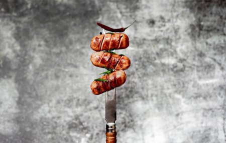 Téléchargez les photos : Saucisses grillées au romarin à la fourchette - en image libre de droit