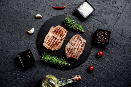 Téléchargez les photos : Steak de viande grillée aux épices et herbes, concept alimentaire - en image libre de droit