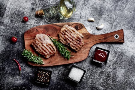 Téléchargez les photos : Steak de viande grillée aux épices et herbes, concept alimentaire - en image libre de droit