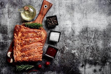 Téléchargez les photos : Côtes de porc grillées au romarin et aux épices, concept alimentaire - en image libre de droit