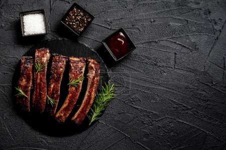 Téléchargez les photos : Côtes de porc grillées au romarin et aux épices, concept alimentaire - en image libre de droit