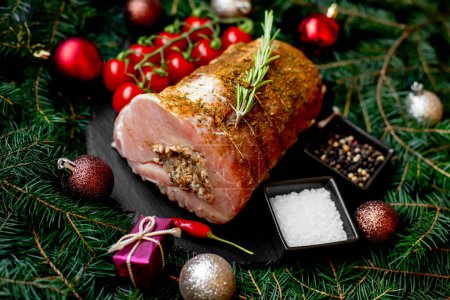 Téléchargez les photos : Concept de nourriture de Noël. Viande crue aux épices et décorations de Noël sur fond rustique - en image libre de droit