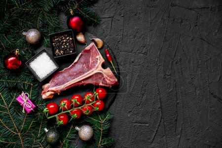 Téléchargez les photos : Concept de nourriture de Noël. Viande crue aux épices et décorations de Noël sur fond rustique - en image libre de droit