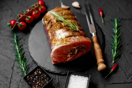 Foto de Carne cruda con especias y romero. fondo de cocina - Imagen libre de derechos