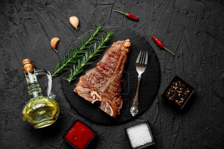Téléchargez les photos : Délicieuse viande grillée aux épices et romarin - en image libre de droit