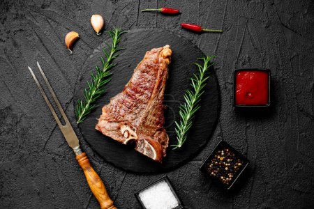 Foto de Deliciosa carne a la parrilla con especias y romero - Imagen libre de derechos