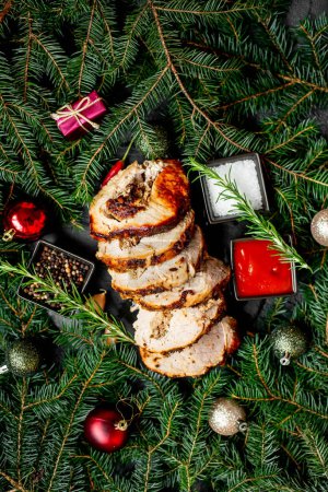 Foto de Concepto de comida navideña, deliciosa carne a la parrilla con especias y decoraciones - Imagen libre de derechos