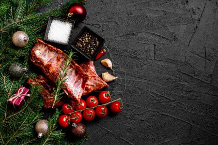Téléchargez les photos : Côtes de porc marinées crues avec des épices sur fond de pierre avec des décorations de Noël - en image libre de droit