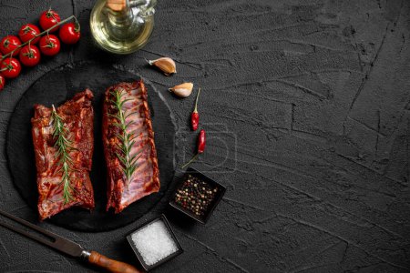 Téléchargez les photos : Côtes de porc marinées crues avec des épices sur fond de pierre - en image libre de droit