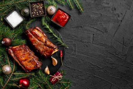 Téléchargez les photos : Noël et nouvelle composition de l'année. Côtes de porc grillées de Noël - en image libre de droit