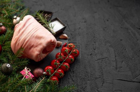 Téléchargez les photos : Viande de porc crue aux épices et décor de Noël sur surface noire - en image libre de droit