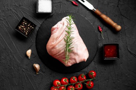 Téléchargez les photos : Viande de porc crue sur fond de pierre avec épices, herbes - en image libre de droit