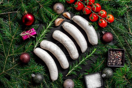 Téléchargez les photos : Fond de Noël. saucisses crues et épices sur fond de pierre - en image libre de droit