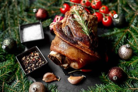 Téléchargez les photos : Porc de Noël cuit au four sur fond de pierre - en image libre de droit