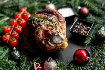 Foto de Carne de cerdo de Navidad cocinada en horno sobre fondo de piedra - Imagen libre de derechos