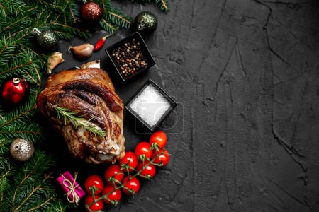 Téléchargez les photos : Porc de Noël cuit au four sur fond de pierre - en image libre de droit