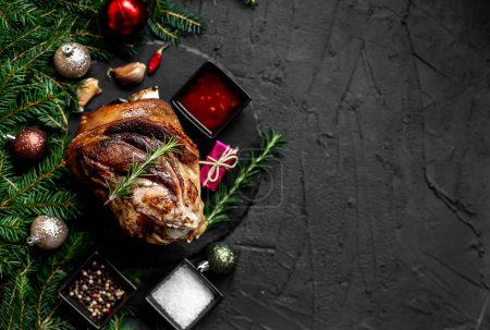 Foto de Carne de cerdo de Navidad cocinada en horno sobre fondo de piedra - Imagen libre de derechos